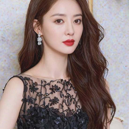 趙麗穎是什么臉型，趙麗穎的方圓臉解析：圓潤輪廓中的棱角美學